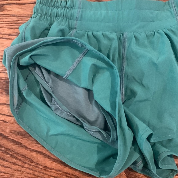 Lululemon shorts, size 4, with liner - Picture 4 of 4